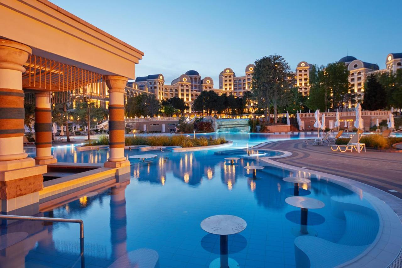 Dreams Sunny Beach Resort And Spa Eksteriør billede The resort at night