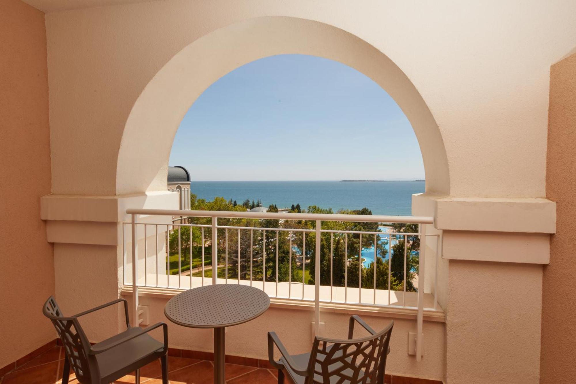 Dreams Sunny Beach Resort And Spa Værelse billede A balcony at the hotel