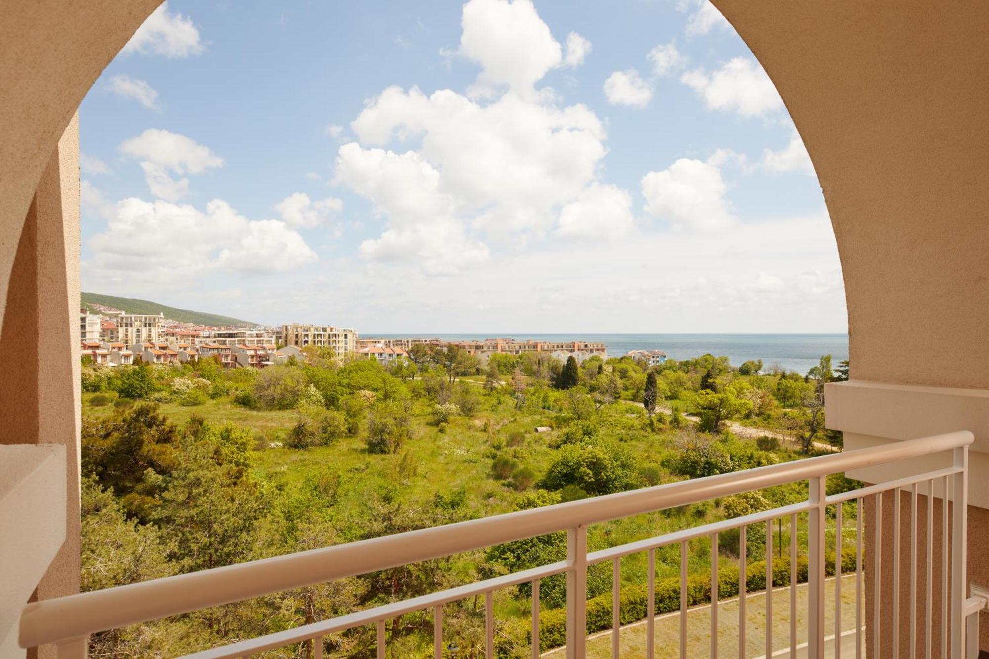 Dreams Sunny Beach Resort And Spa Værelse billede View from a balcony