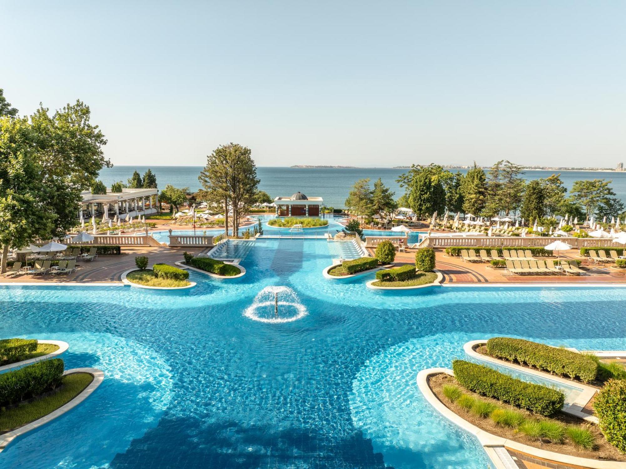 Dreams Sunny Beach Resort And Spa Eksteriør billede The swimming pool at the hotel