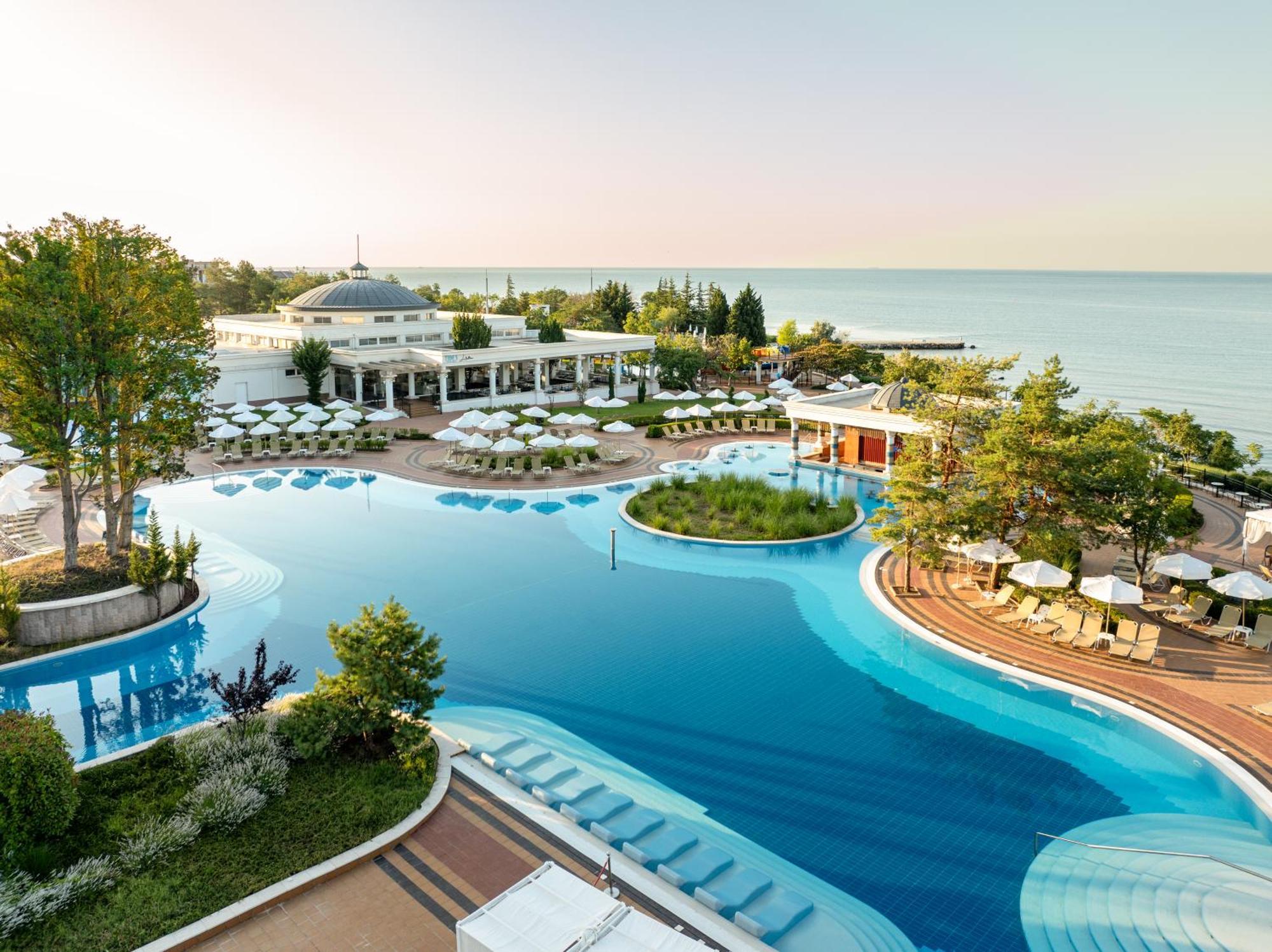 Dreams Sunny Beach Resort And Spa Eksteriør billede The resort's main pool